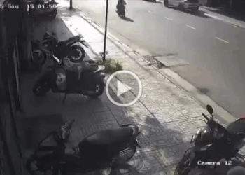 Camera an ninh ghi lại sự việc ôtô tông loạt xe máy đậu trên đường ở P.Vũng Tàu