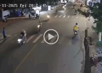 Video hiện trường vụ 2 cha con bị nạn trong lúc qua đường